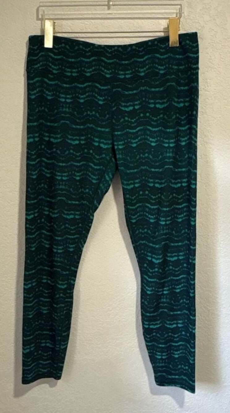 Fabletics Mid Rise Powerhold Legging Medium M Tidal Green Black Printed Pants